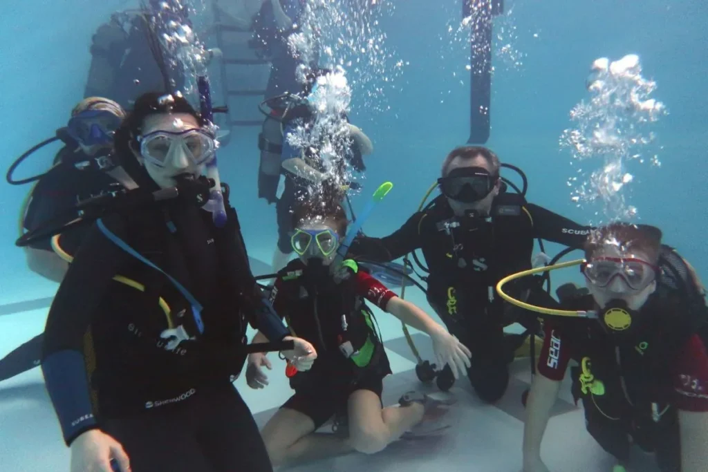 Grup de scafandri și instructori certificați SSI în bazinul de antrenament, Deep Zone Diving