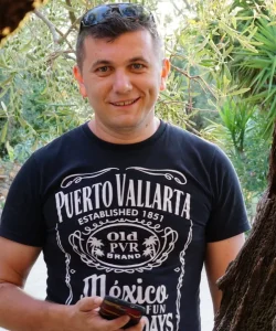Radu Marian - divemaster, călătorie, vacanță, măslin, Puerto Vallarta, Mexic, telefon mobil, în aer liber, fericit, zâmbitor.