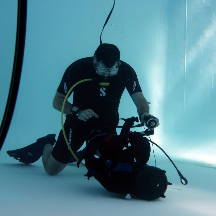 Cursant reglează BCD-ul în timpul unei ședințe de pregătire subacvatică cu Deep Zone Diving
