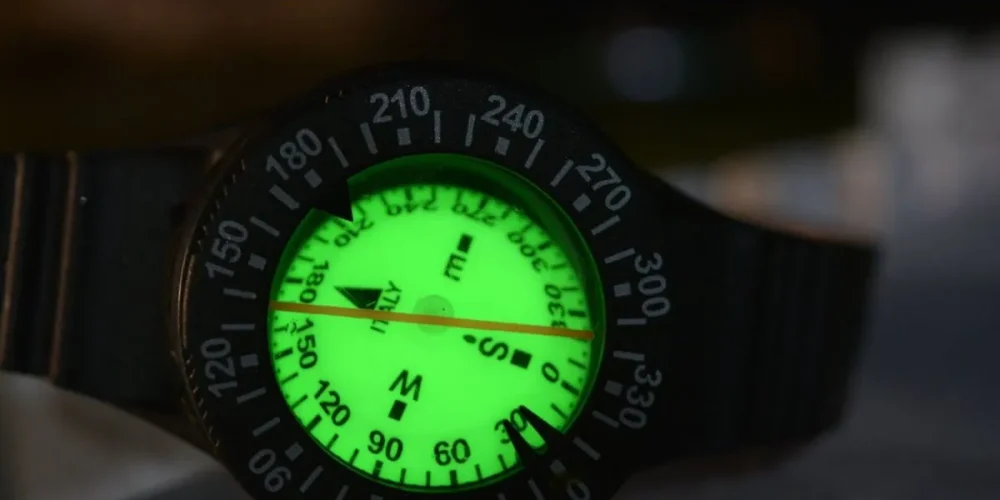 Busolă de navigare pentru scufundări nocturne, activată fluorescent cu lanterna