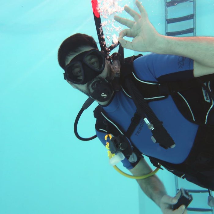 Cursant Deep Zone Diving sub apa, oferind semnalul OK, in timpul unei sesiuni de practica la piscina