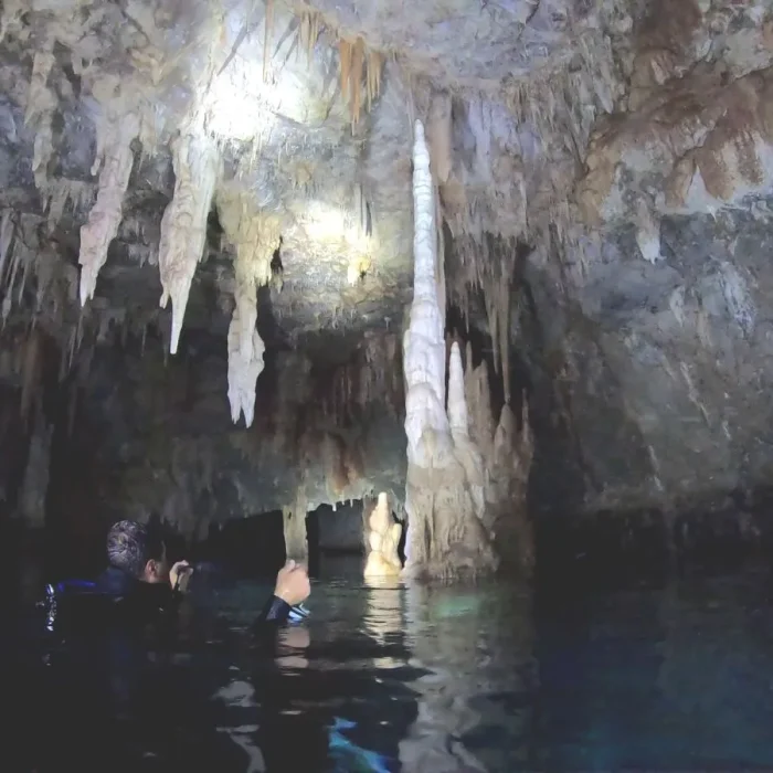 Scafandri Deep Zone Diving explorând o peșteră spectaculoasă cu stalactite în Creta