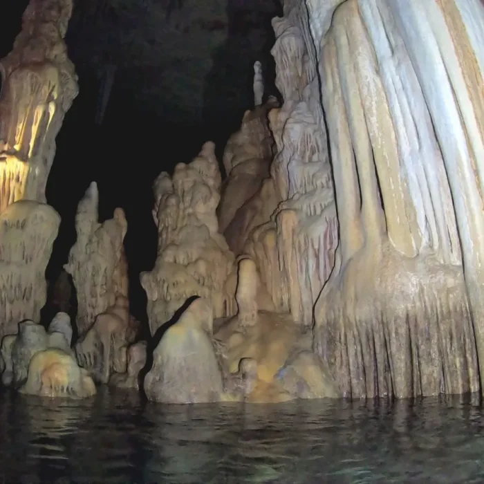 Formațiuni impresionante de stalactite și stalagmite într-o peșteră explorată cu Deep Zone Diving