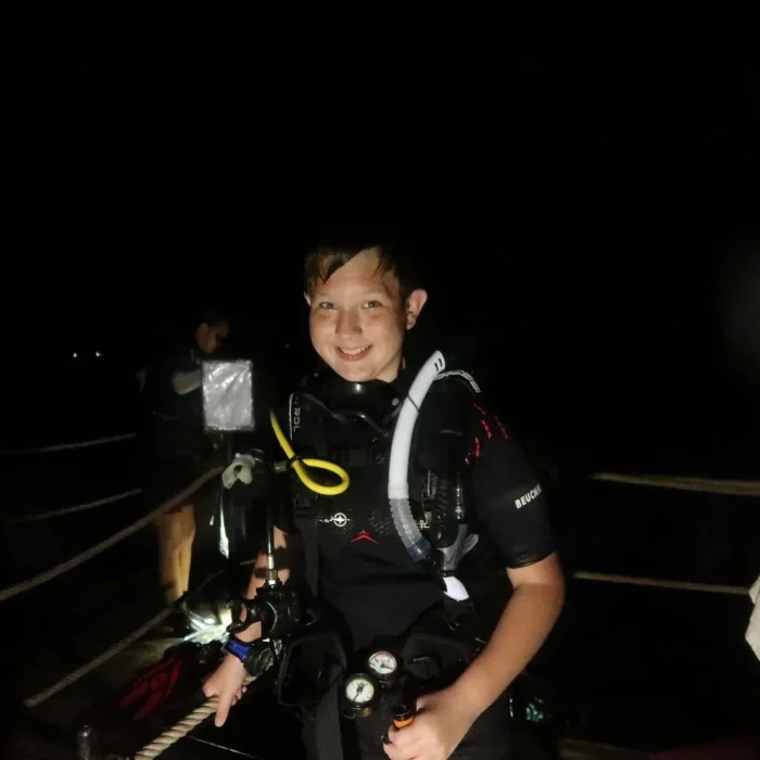 Tânăr scafandru pregătit pentru o scufundare de noapte cu Deep Zone Diving